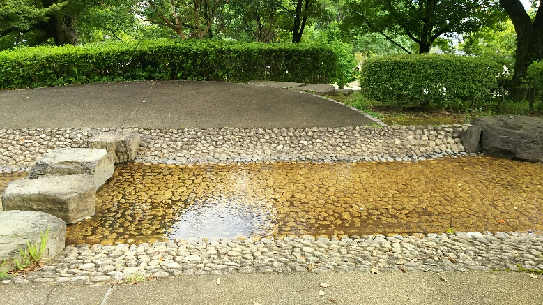 【武蔵塚公園】水遊びが出来る！宮本武蔵像がある公園